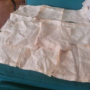 Source Unknown Antique Cream Embroidered Linen Napkins Set